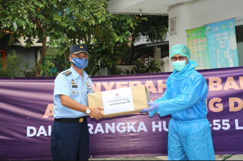 Panitia HUT ke-55 Lemhannas menyerahkan bantuan alat kesehatan kepada petugas medis di RS dan puskesmas di Jakarta.