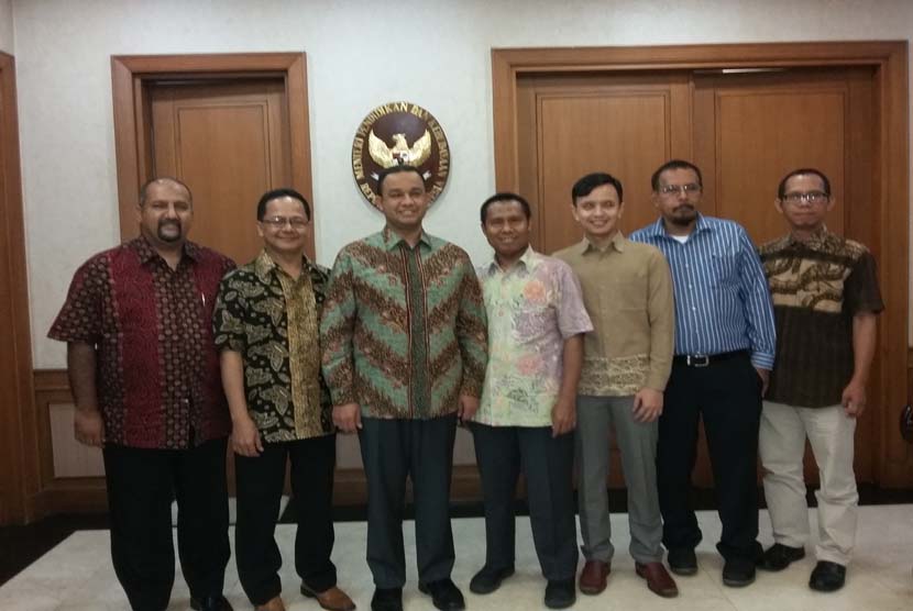 Panitia Islamic Book Fair (IBF) 2016 dan Ketua Ikapi DKI Jakarta berfoto bersama dengan Mendikbud Anies Rasyid Baswedan (ketiga dari kiri) seusai audiensi di Kantor Kemendikbud Jakarta, Kamis (21/1).