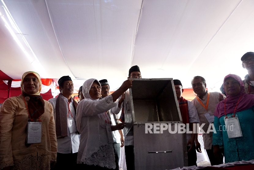 Panitia KPPS menunjukan kotak suara saat melakukan simulasi pemungutan dan perhitungan suara Pillgub DKI Jakarta di Pulau Pramuka, Kepulauan Seribu, Sabtu (4/2).