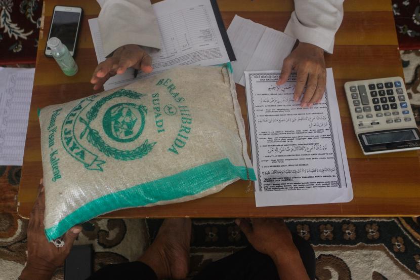 Panitia Lembaga Amil Zakat (LAZ) menerima zakat fitrah dari warga (ilustrasi). Badan Amil Zakat Nasional (Baznas) Kota Depok, Jawa Barat, telah menetapkan besaran zakat fitrah tahun 2022 sebesar Rp 45.000.