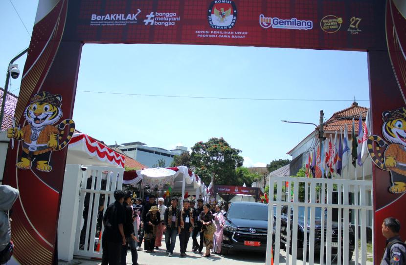 Panitia melakukan gladi persiapan menyambut para calon gubernur Jawa Barat (Jabar) di KPU Jabar, Jalan Garut, Kota Bandung, Selasa (27/8/2024). 