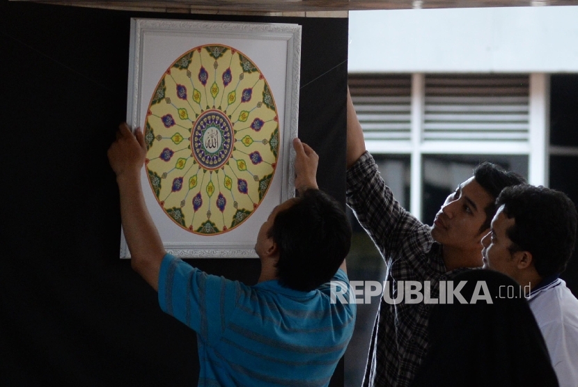 Panitia memasang kaligrafi untuk mempersiapkan pameran di Masjid Istiqlal, Jakarta (Ilustrasi)