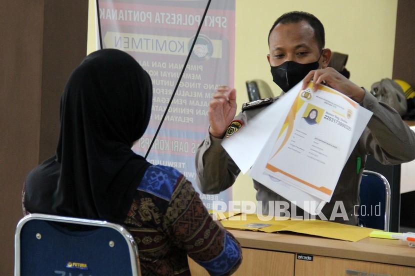 Panitia memeriksa berkas pendaftaran calon peserta saat seleksi penerimaan terpadu Bintara Polri. (ilustrasi)