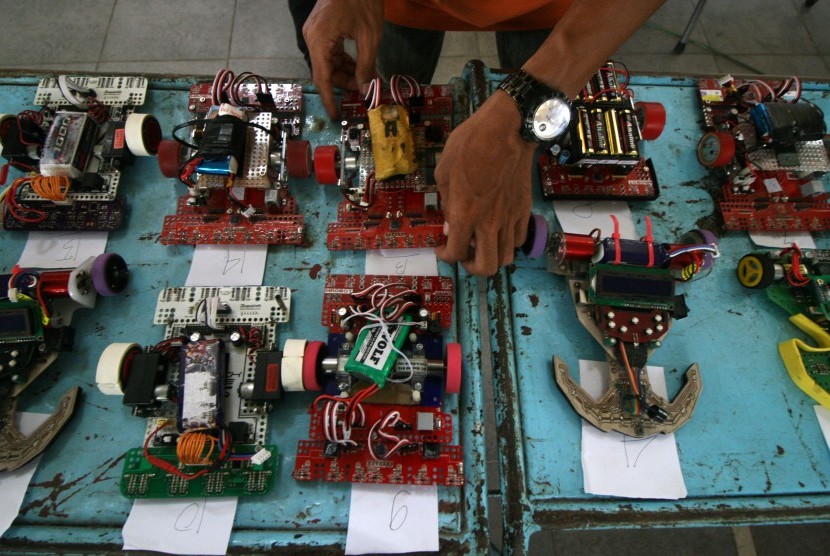 Panitia menata sejumlah robot milik peserta saat kegiatan bertajuk National Robotic Competition 2016. (Ilustrasi)