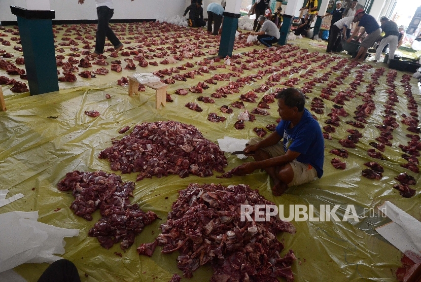  Panitia menyiapkan daging kurban untuk dibagikan di Masjid Fajar Baitullah, Rawapanjang, Bojonggede, Bogor, Senin (12/9).