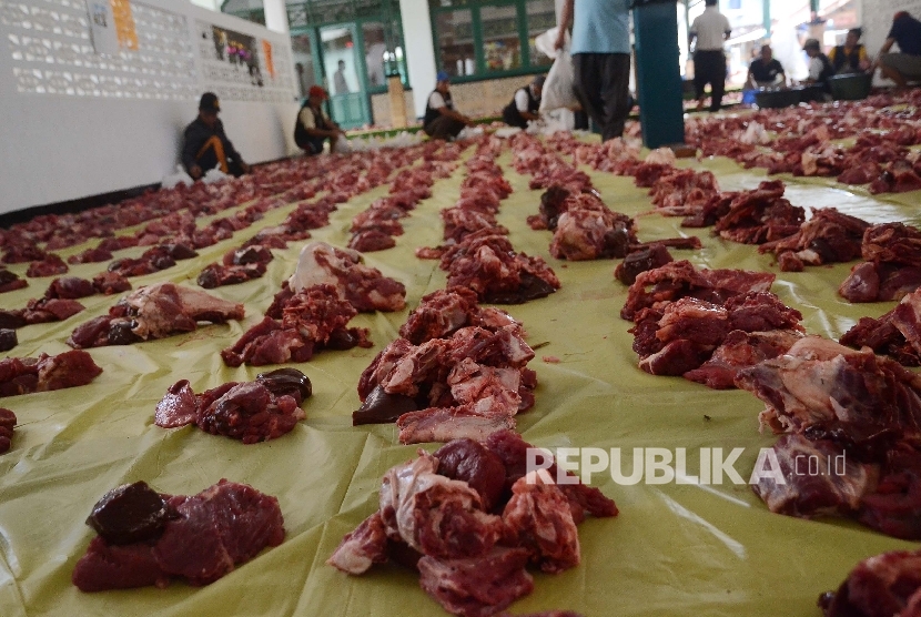 Panitia menyiapkan daging kurban untuk dibagikan di Masjid Fajar Baitullah, Rawapanjang, Bojonggede, Bogor, Senin (12/9).