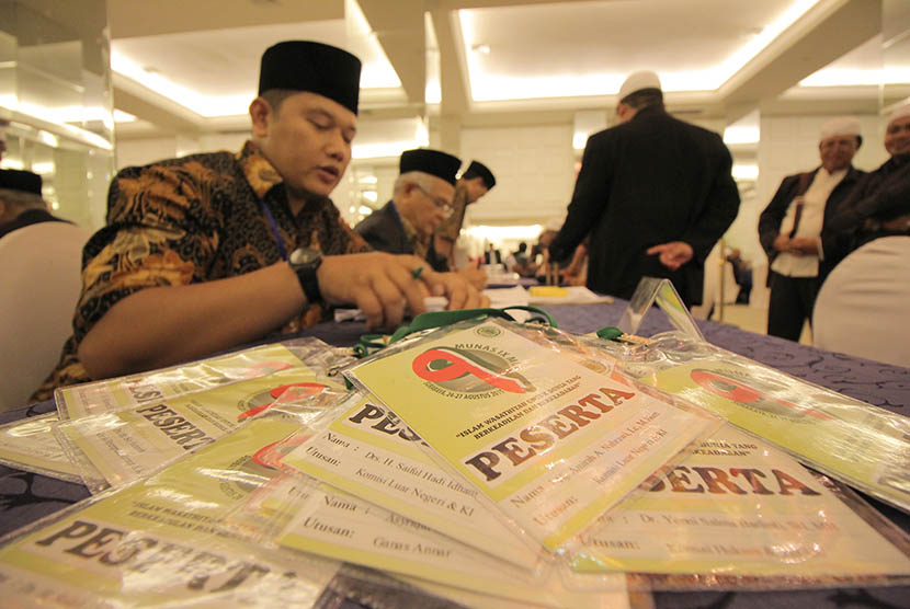 Panitia menyiapkan kartu tanda peserta Munas IX MUI di Surabaya, Jawa Timur, Senin (24/8). 