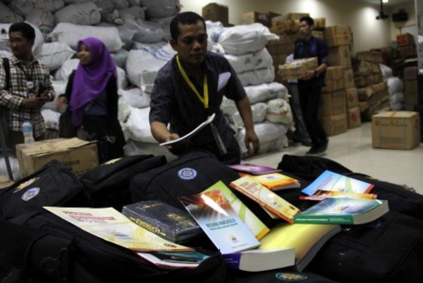 Panitia Muktamar Muhammadiyah mengumpulkan bahan logistik di kampus Universitas Muhammadiyah (Unismuh) Makassar, Sulawesi Selatan, Rabu (29/7).