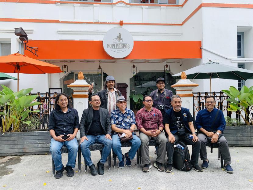 Panitia pameran fotografi internasional saat menggelar jumpa pers di Kopi Pak Pos, Yogyakarta, Kamis, (21/7/2022).