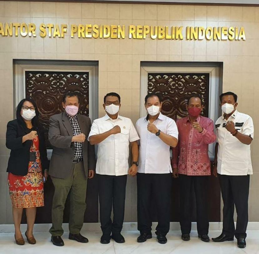  Panitia Pelaksana KKN Kebangsaan UPR Palangkaraya, usai beraudiensi dengan Kepala Kantor Staf Presiden, Moeldoko di kompleks Sekretariat Negara, Jakarta, Selasa (22/2).