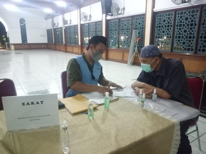 Panitia pembayaran zakat Masjid Agung Sunda Kelapa (MASK) Menteng, Jakarta Pusat, masih membuka kesempatan kepada masyarakat untuk membayar zakat fitrah, zakat mal, infak dan sedekah, sampai hari ini, Rabu (12/5) pukul 18.00.