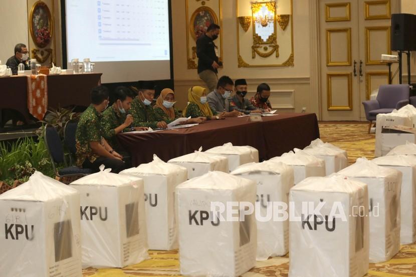 Panitia Pemilihan Kecamatan (PPK) menyampaikan hasil rekapitulasi penghitungan suara. (Ilustrasi)