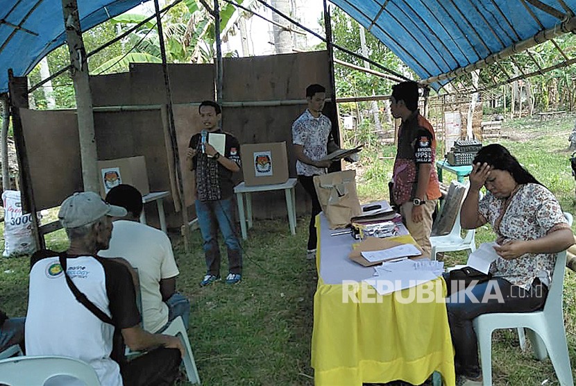Anggota PPLN Mumbai melakukan penghitungan surat suara Pemilu 2019 di ruang serbaguna KJRI Mumbai dengan disaksikan oleh Konjen RI dan staf serta perwakilan masyarakat Indonesia di Mumbai, India, Rabu (17/4/2019).