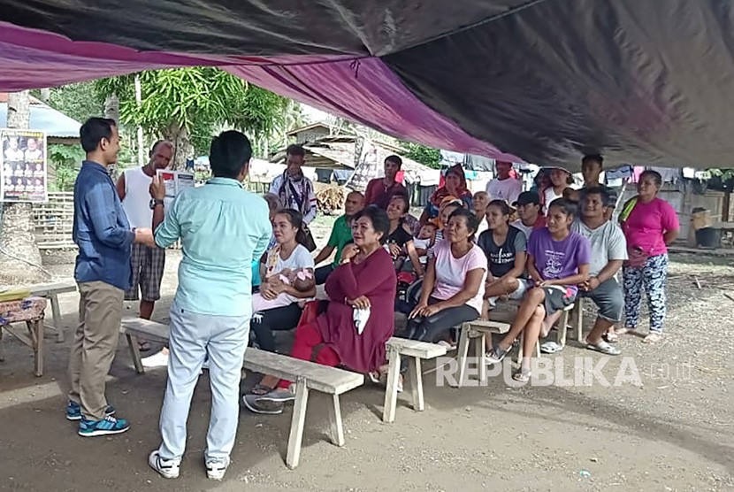 Panitia Pemilihan Luar Negeri (PPLN) menjelaskan tata cara pemungutan suara Pemilu 2019 di salah satu TPS di Mindanao, Filipina, Ahad (14/4/2019). 