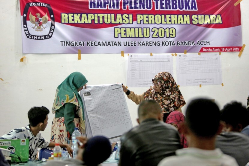 Panitia Pemilihan umum (Pemilu) 2019 melaksanakan rekapitulasi perolehan suara tingkat kecamatan dihadapan saksi dari partai politik di Ulee Kareng, Banda Aceh, Aceh, Selasa (23/4/2019) malam.