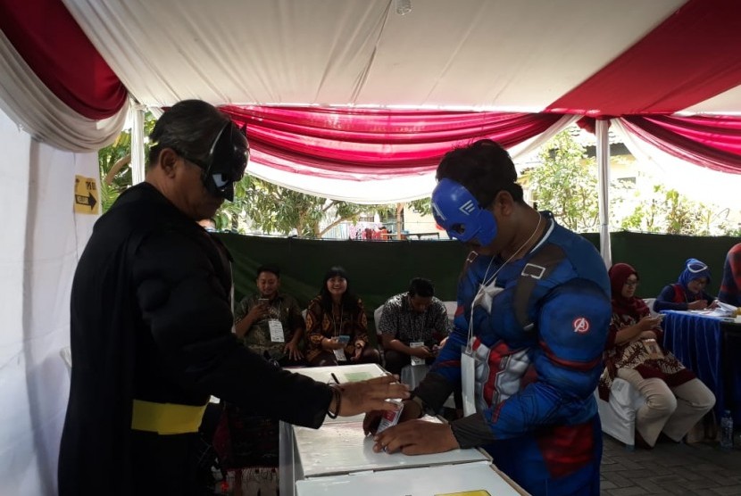 Panitia Pemungutan Suara di TPS 005 Kelurahan Babat Jerawat, Kecamatan Pakal, Surabaya, berpakaian ala super hero di Avenger untuk menarik minat masyarakat menyalurkan hak pilihnya pada Pemilu 2019, Rabu (17/4).