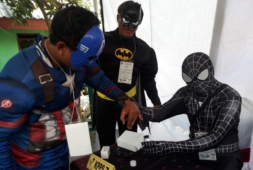 Panitia Pemungutan Suara di TPS 005 Kelurahan Babat Jerawat, Kecamatan Pakal, Surabaya, berpakaian ala super hero di Avenger untuk menarik minat masyarakat menyalurkan hak pilihnya pada Pemilu 2019, Rabu (17/4).