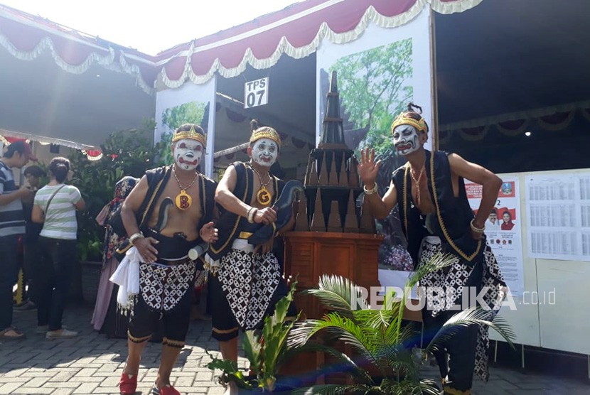 Panitia Pemungutan Suara di TPS 07, RT 08, RW 02, Kebonsari, Jambangan, Surabaya mengenakan kostum wayang orang untuk meningkatkan partisipasi pemilih pada Pilgub Jatim 2018.