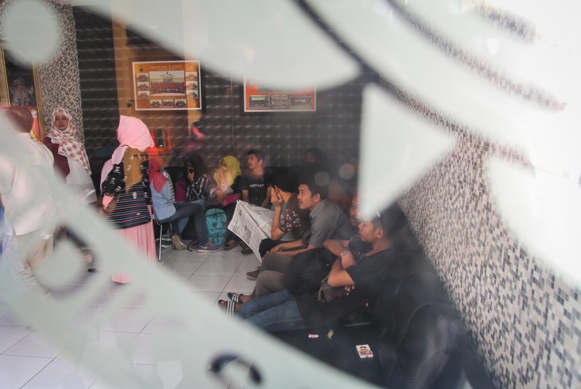 Panitia Pendidikan dan Latihan Dasar (Diklatsar) The Great Camping (TGC) Mapala Unisi UII Yogyakarta menunggu untuk menjalani pemeriksaan saksi di Polresta Karanganyar, Jawa Tengah, Selasa (31/1). 