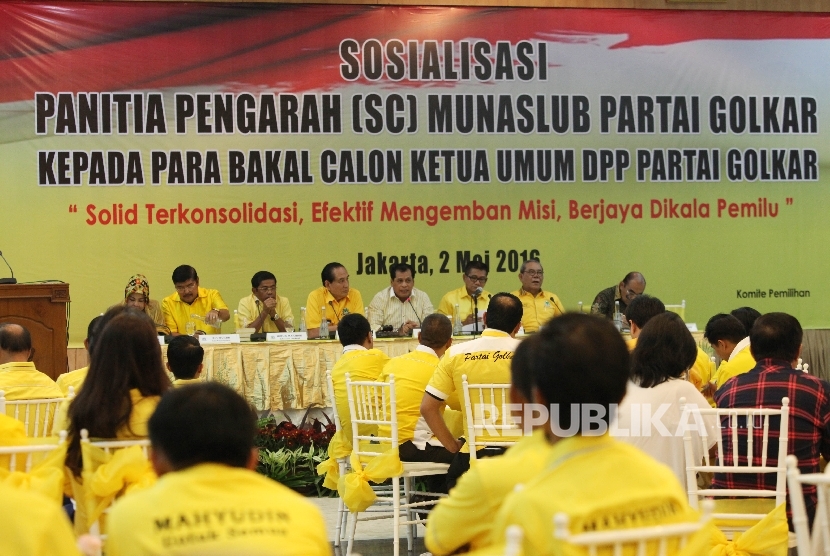  Panitia Pengarah (SC) Munaslub Golkar menggelar sosialisasi Munaslub kepada para bakal calon Ketua Umum DPP Partai Golkar di kantor DPP Partai Golkar, Jakarta, Senin (2/5). (Republika/Rakhmawaty La'lang)