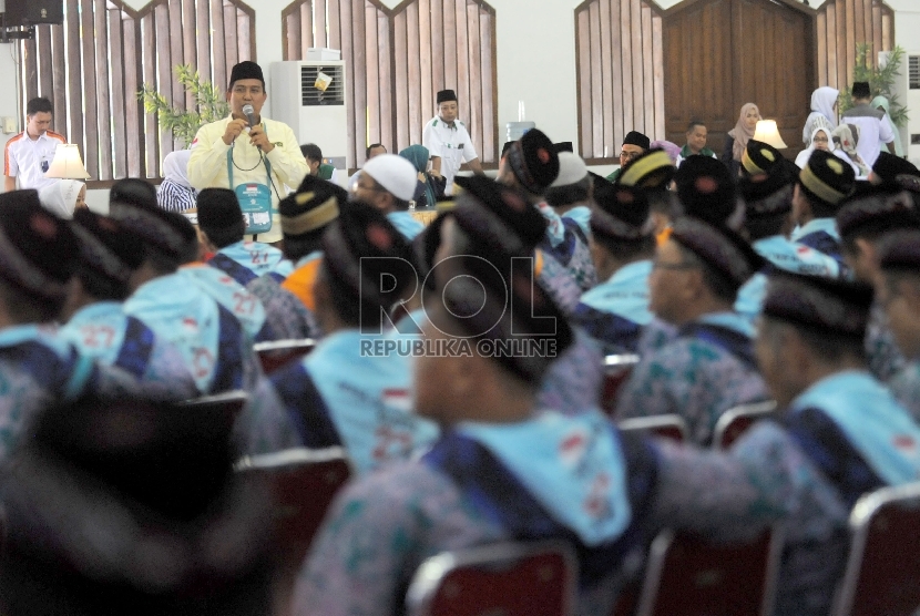     Panitia Penyelenggara Ibadah Haji (PPIH) memberikan pengarahan kepada jamaah calon haji kloter 27 asal Banten saat tiba di Asrama Haji Pondok Gede, Jakarta, Senin (7/9). (Republika/Agung Supriyanto)