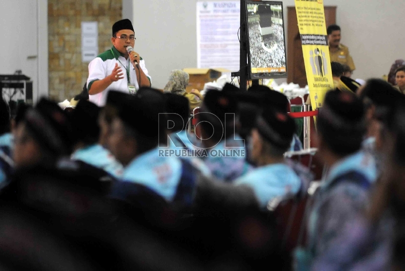  Panitia Penyelenggara Ibadah Haji (PPIH) memberikan pengarahan kepada jamaah calon haji kloter 27 asal Banten saat tiba di Asrama Haji Pondok Gede, Jakarta, Senin (7/9). (Republika/Agung Supriyanto)