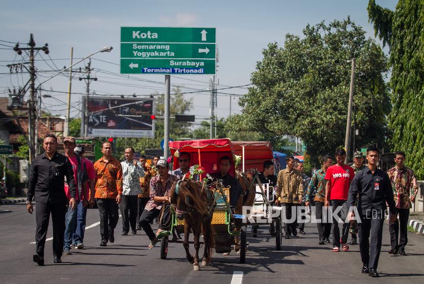 Panitia pernikahan mengawal iring-iringan kereta kuda saat dilakukan simulasi gladi Kirab Kereta Kuda Pernikahan Kahiyang Ayu-Bobby Nasution di kawasan Sumber, Solo, Jawa Tengah (ilustrasi)