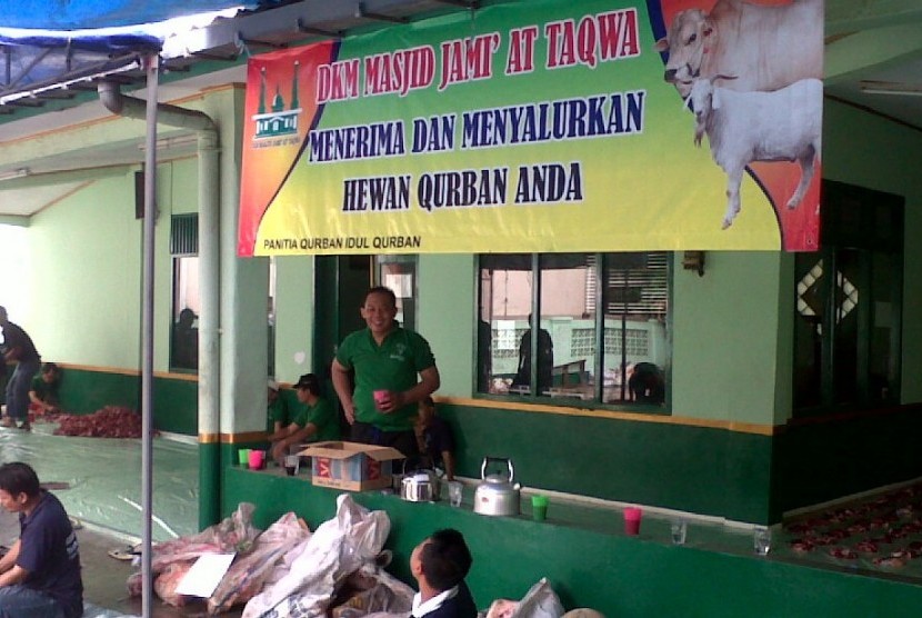 Panitia Qurban Masjid At-Taqwa Perumahan Vila Regensi Tangerang II saat melaksanakan penyembelihan hewan kurban.
