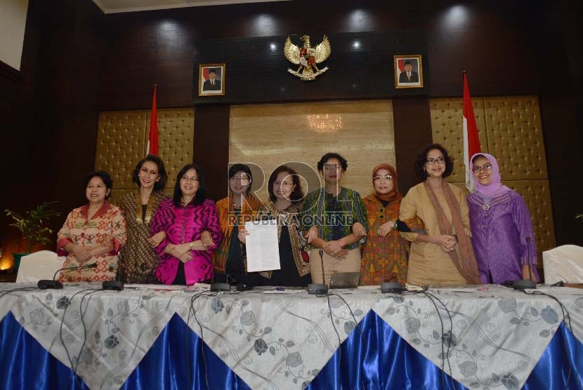 Panitia Seleksi Capim KPK berfoto bersama usai mengumumkan daftar calon pimpinan KPK periode 2015-2019 yang dinyatakan lolos seleksi Administrasi di Gedung Utama Sekretariat Negara, Jakarta, Sabtu (4/7). 