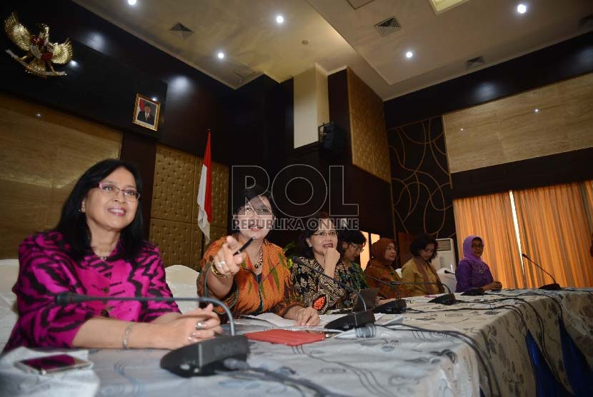 Panitia Seleksi Capim KPK mengumumkan daftar calon pimpinan KPK periode 2015-2019 yang dinyatakan lolos seleksi Administrasi di Gedung Utama Sekretariat Negara, Jakarta, Sabtu (4/7). 