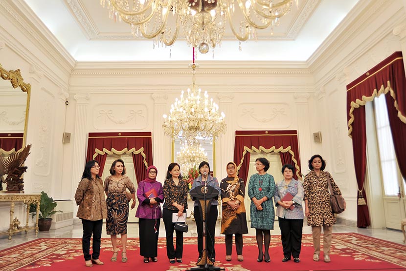 Panitia Seleksi pimpinan Komisi Pemberantasan Korupsi (KPK) yang terdiri dari praktisi dan akademisi berbagai bidang memberikan keterangan kepada wartawan usai bertemu dengan Presiden Joko Widodo di Istana Negara, Jakarta, Senin (25/5).