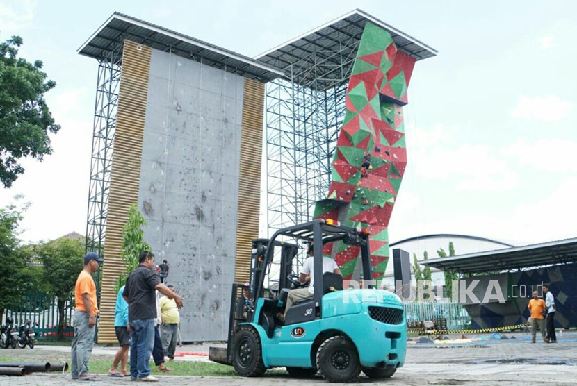 Panitia terus berbenah menyiapkan lokasi untuk  panjat tebing di komplek stadion Mandalakrida yang akan digunakan untuk Kejurnas Panjat Tebing XVI yang berlangsung Senin-Sabtu (20-25 November 2017).