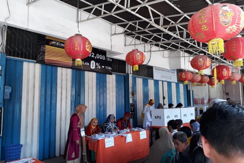 Panitia TPS 2 Kelurahan Belakang Pondok, Kota Padang menampilkan kesan budaya Minang, Tiongkok dan India saat hari  pencoblosan Pemilu Serentak, Rabu (17/4).