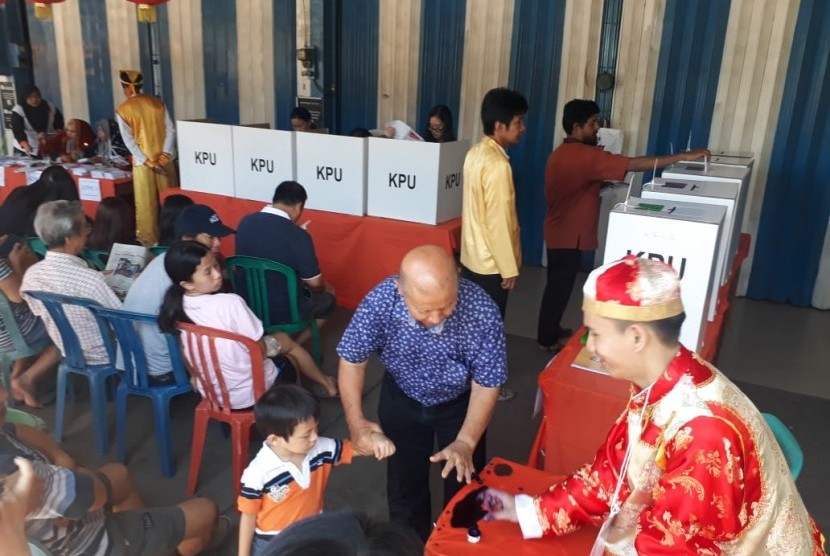 Panitia TPS 2 Kelurahan Belakang Pondok, Kota Padang menampilkan kesan budaya Minang, Tiongkok dan India saat hari  pencoblosan Pemilu Serentak, Rabu (17/4).