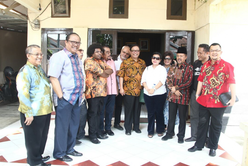 Panitia Urusan Rumah Tangga (PURT) DPD RI bersama senator dari Sulawesi Selatan meninjau kondisi gedung kantor DPD RI di Sulawesi Selatan. 