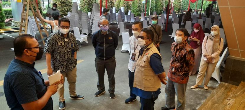 Panitia vaksinasi massal yang dilaksanakan IKA Unhas, Nindya Karya, KKSS dan PMI Pusat sedang melaksanakan peninjauan akhir persiapan pelaksanaan vaksinasi massa di Gedung Nindya Karya Jakarta Jumat (23/7).