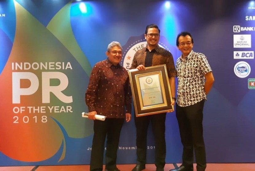 Panji Himawan, Corporate Communication & Public Affair Division Head dan Ahmad Soemawisastra, Head of Media Relation & Internal Communication Sinar Mas Land menerima penghargaan Corporate Communication Team Of The Year 2018 dari Kemal Effendi Gani, Group Chief Editor MIX Magazine. Jakarta (01/11).