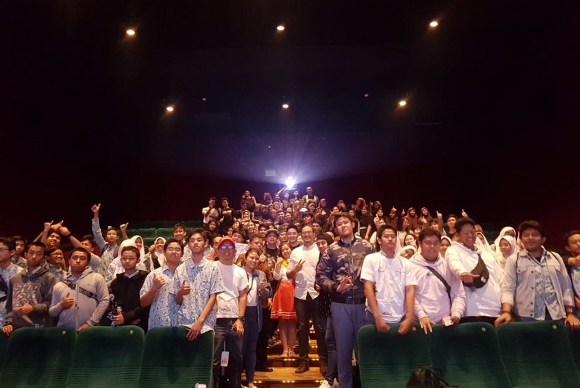 Panji Himawan (Corporate Communications & Public Affairs Division Head Sinar Mas Land) bersama Aryanto Yuniawan (CEO dan Sutradara MSV Studio) berfoto bersama siswa dan siswi SMA usai nonton bareng dan membahas film animasi Battle of Surabaya di XXI The Breeze, BSD City, Sabtu 23/11/19. Acara Nobar film animasi ini diselenggarakan melalui program Satu BSD (Silaturahmi Antar Umat melalui program Berdikari, Sehat dan Damai) dengan mengundang ratusan siswa SMA dari BSD City dan sekitarnya.