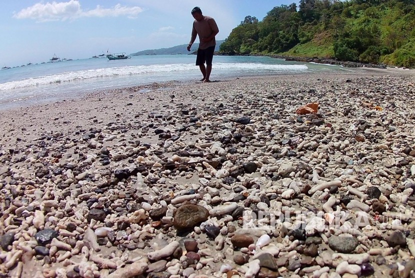 Panorama pantai Pulau Kunti di kawasan Geopark Ciletuh, Kabupaten Sukabumi