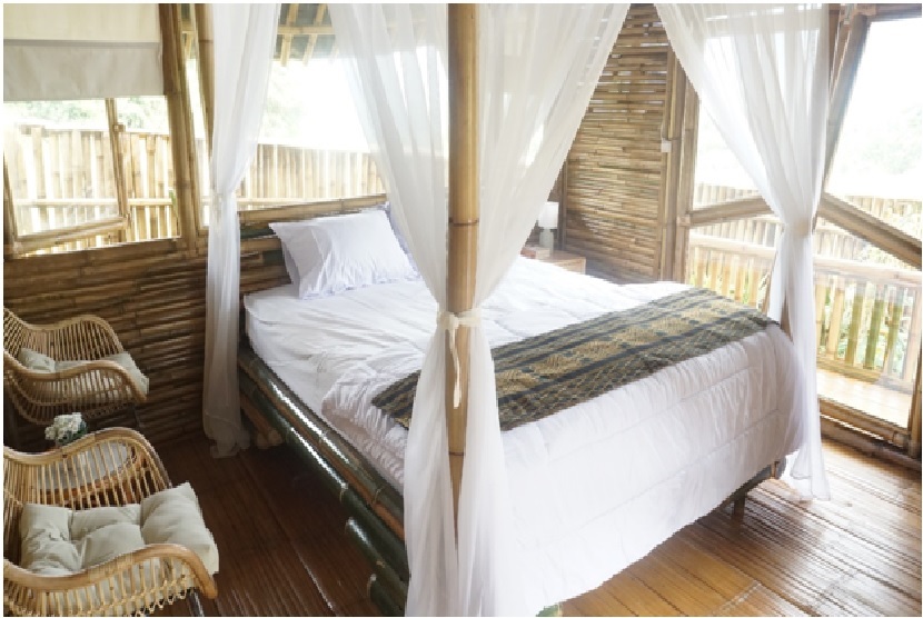 Panorama Properti memperkenalkan Panorama Bamboo Village Villa Bambu bergaya Bali, tidak menggunakan bambu anyam melainkan bambu susun yang dikelilingi dengan kaca agar ruangan tampak luas dan lebih terbuka. Panorama Bamboo Village memiliki 2 tipe yaitu Luxury dan Tiny.