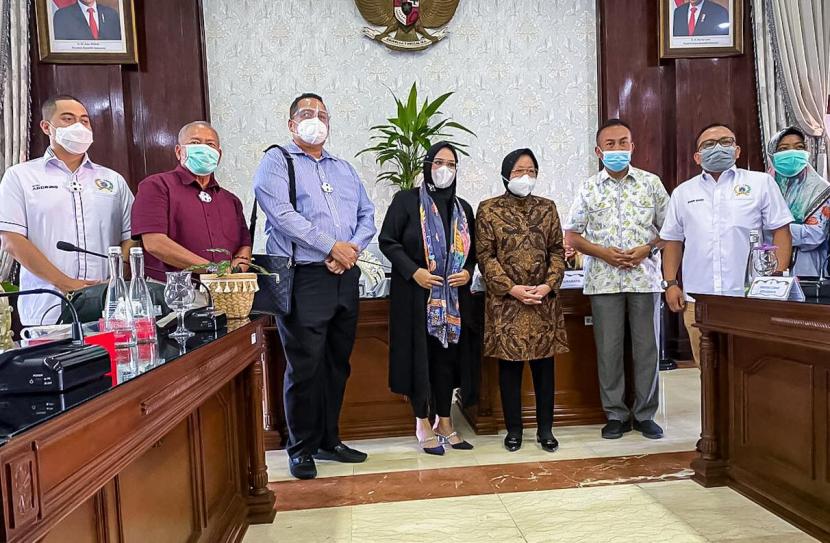 Pansus Banjir DPRD DKI Jakarta mengunjungi Wali Kota Surabaya Tri Rismaharini untuk mempelajari cara mengatasi banjir. 