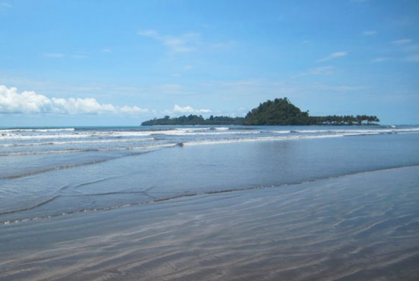 Pantai Air Manis, Padang.(gosumatra.com)