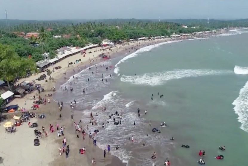 Pantai Anyer adalah salah satu objek wisata populer di Banten.
