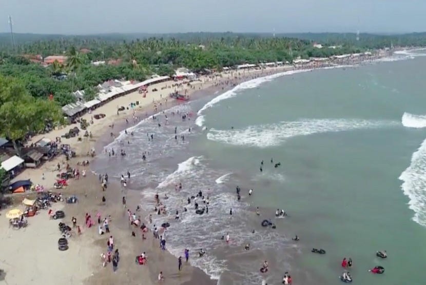 Pantai Anyer saat libur lebaran