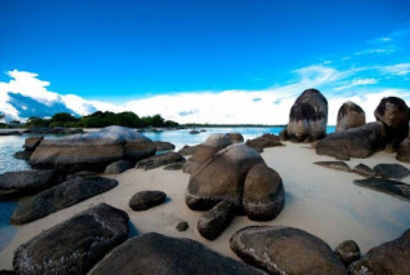 Pantai Batu Berlayar di Aceh Selatan.