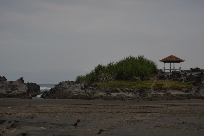 Pantai Dermaga Santolo, wisata bahari di Garut Selatan, Jawa Barat.