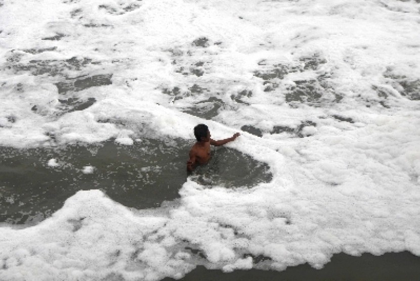 Pantai Kenjeran yang dipenuhi limbah.