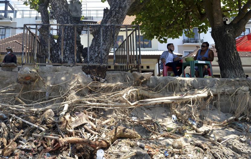 Pantai Kuta di Bali dipenuhi sampah kayu.