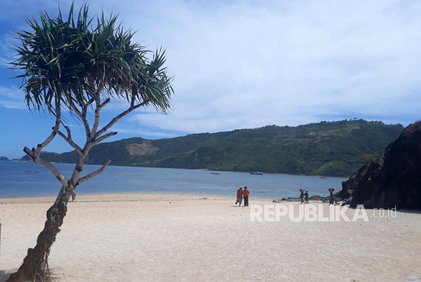 Pantai Kuta di kawasan ekonomi khusus (KEK) Mandalika, Kabupaten Lombok Tengah, NTB.