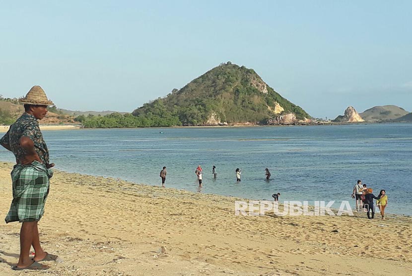 Pantai Kuta Mandalika di Lombok Tengah, NTB.